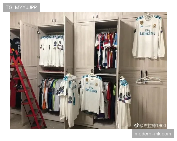C罗衣柜里挂的衬衫看一眼就知道不是我能懂的那种奢华，愣是看不够