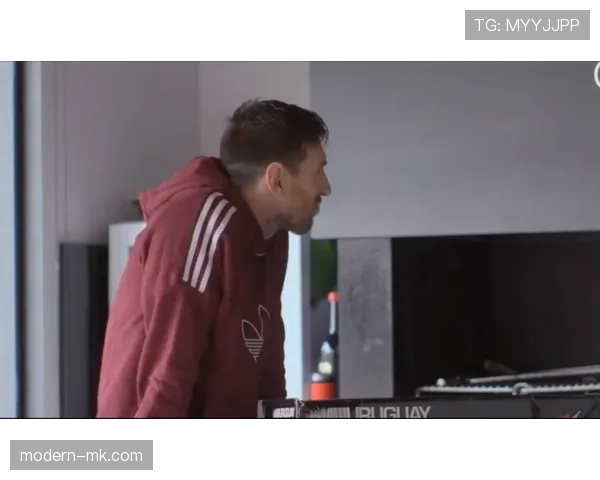 苏亚雷斯训练完回家直接啃牛排，这哪是吃饭，分明是喂猛兽